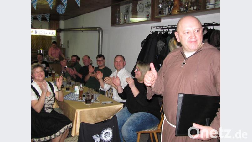 Viel Applaus erhielt Pater Klaus für seine Fastenpredigt am Samstag bei den Freien Wähler, auch von denen die "derbleckt" wurden. Bild: sei