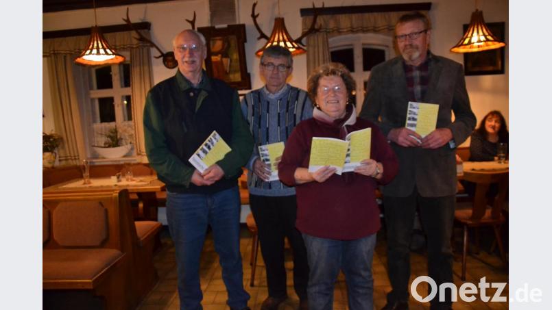 Der Heimatkundliche Arbeitskreis Moosbach stellt sein neuestes Werk, die „Spurensuche 7/2018“ vor. Helene Rolle überreicht allen Autoren ein Exemplar. Bild: gi