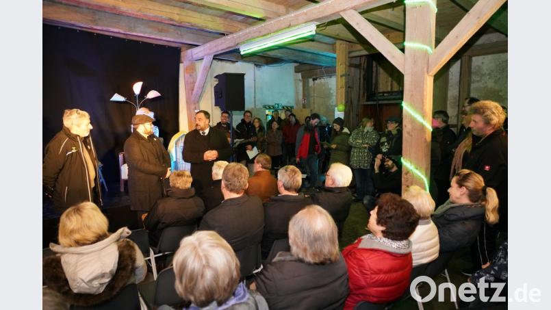 Eröffnung im alten Raiffeisengebäude von ZwischenSpielRaum. LTO Geschäftsführer Wolfgang Meidenbauer, Projekt-Leiter Adrian Wenck und Waldthurns Bürgermeister Josef Beimler (von links stehend). Bild: fvo