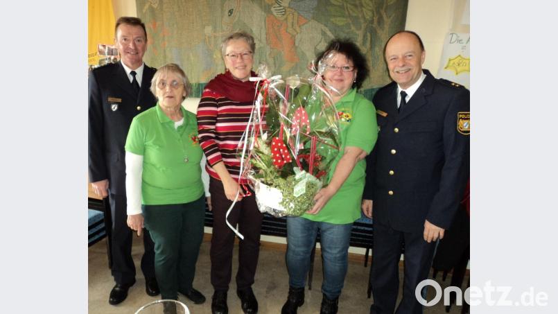 Viele Gratulanten wünschten Heidi Gentzwein (Mitte) alles Gute zum runden Geburtstag. Darunter waren auch (von rechts) Helmar Termer, Petra Domes, Christa Kochta sowie Günter Michler. Bild: ksi