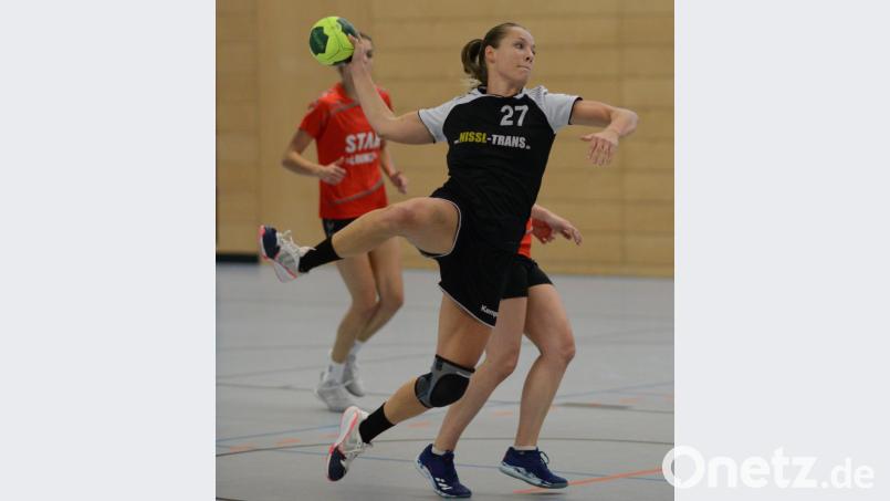 Carina Czichon beim Torwurf: Die HSG-Damen hatten mit ihrem Gegner kaum Mühe. Czichon war mit sechs Toren beste HSG-Schützin. Bild: ham