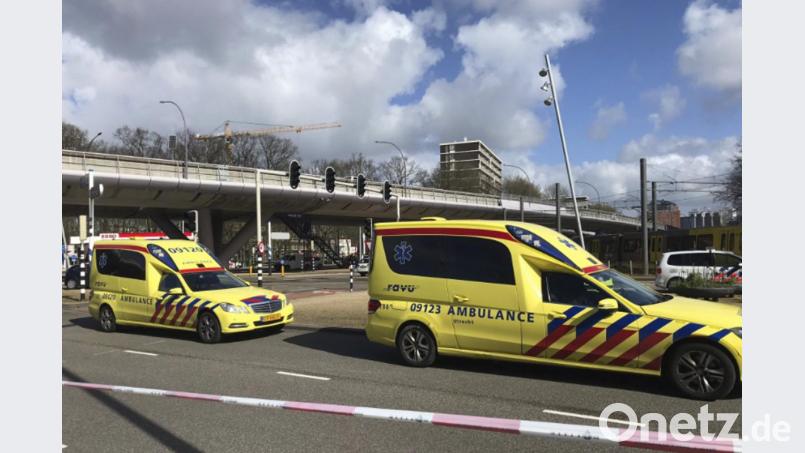 Krankenwagen stehen bereit: Im niederländischen Utrecht hat ein Mann in einer Straßenbahn um sich geschossen. Foto: Martijn Van Der Zande/AP Bild: Martijn Van Der Zande