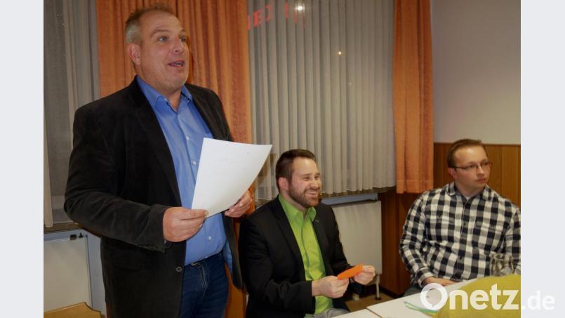 CSU-Fraktionschef Wolfgang Pausch (links) plaudert aus dem Nähkästchen. Neben ihm Ortschef Peter Schröpf und JU-Vorsitzender Lucas Weigl. Bild: Kunz