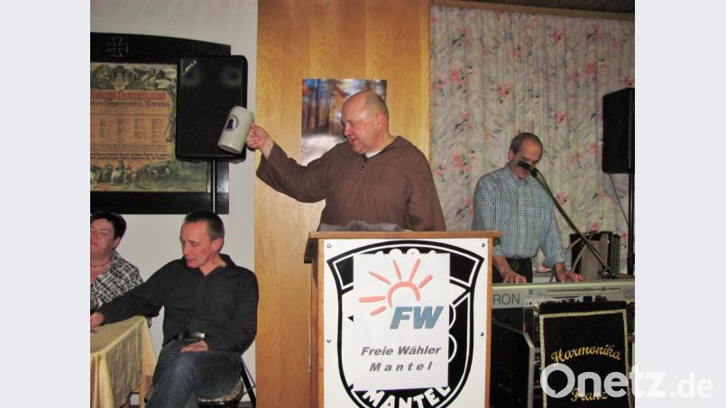 Immer wieder ertönt bei der Fastenpredigt von Pater Klaus "Ein Prosit der Gemütlichkeit". Bild: sei