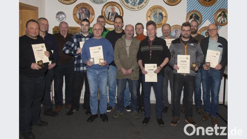 Sportleiter Gerhard Krapf und Markus Bachmeier (von rechts) überreichten den Vereinsmeistern und Platzierten der Feuerschützengesellschaft Urkunden und Pokale Bild: adj