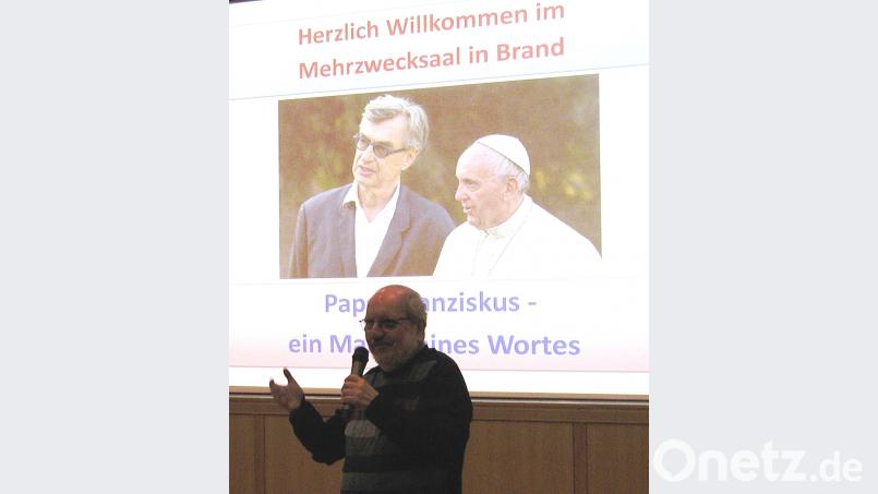 Mit Pfarrer Günther Vogl aus Wunsiedel konnte ein erfahrener Moderator für das Filmgespräch über &quot;Papst Franziskus - Mann seiner Worte&quot; gefunden werden. Bild: ld
