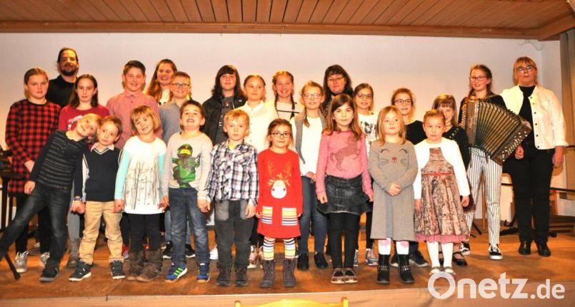Barbara Nutz, Leiterin der Städtischen Musikschule Neunburg vorm Wald (rechts), erfreute mit Sylvia Felgenhauer (Klavier, Querflöte) , hinten,Mitte, und Matthias Rauscher (Gitarre ), hinten, links, beim Vorspielabend im Pfarrheim die vielen Besucher rmit Liedern und Intrumentalstücken der Mssikschüler. Bild: es