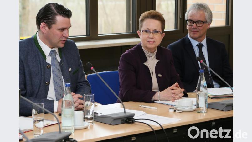 Regina Hildwein (Mitte) gibt nach 20 Jahren die Leitung des Kreisjugendamts ab und geht in Ruhestand. Landrat Thomas Ebeling (links) dankte ihr im Namen des Jugendhilfeausschusses. Als Nachfolger Hildweins ist ihr bisheriger Stellvertreter Martin Rothut (rechts) im Gespräch. Bild: Hösamer