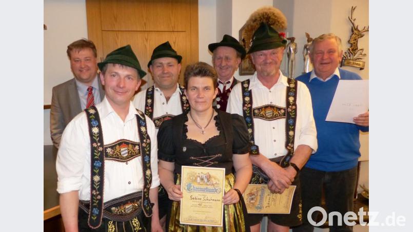 Die geehrten Mitglieder des Kastler Trachtenvereins Sechs Lilien (von links): Stefan Braun, Georg Ehbauer, Christian Pöllath, Sabine Schuhmann, Willi Sossau, Johann Mendl und Hans Klier. Bild: jp