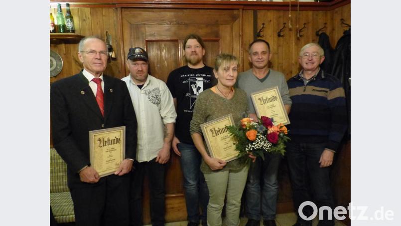 Kreisrat Karl Meier gratuliert den Geehrten Franz Lingl und Rita Lingl (von rechts) sowie Gernot Einöder (links) und zweiter Vorsitzender Dominik und Neumitglied Jörg Pickelmann (Zweiter und Dritter von links) schloßen sich an. Bild: sl
