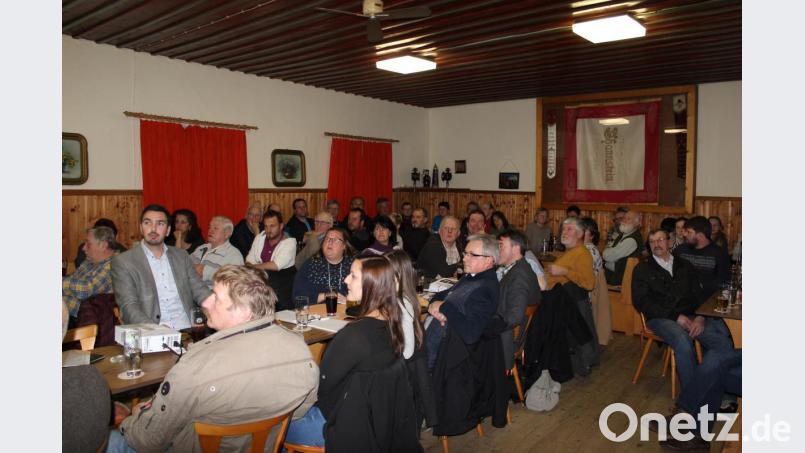 Ungebrochen ist das Interesse der Bevölkerung an den Planungen für die Dorferneuerung in Thanstein. Über 50 Bürger haben sich versammelt, um den Ausführungen der Planer zu lauschen. Bild: mnt
