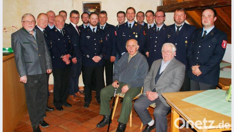 Vorsitzender Mischa Käsbauer (rechts) und der Bürgermeister Martin Birner (Sechster von links) zeichneten verdiente Mitglieder aus, die in den vergangenen drei Jahren ein Feuerwehrzugehörigkeits-Jubiläum feierten. Bild: agr