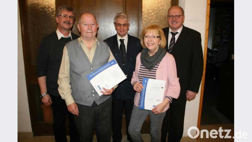 Über Ehrenurkunden freuten sich Inge Wedlich (Zweite von rechts) und Alfred Spörrer (Zweiter von links). Bürgermeister Wolfgang Braun (links), VdK-Ortsvorsitzender Edwin Ulrich (Dritter von links) und Zweiter Kreisvorsitzender Reinhard Schön (rechts) gratulierten. Bild: wro