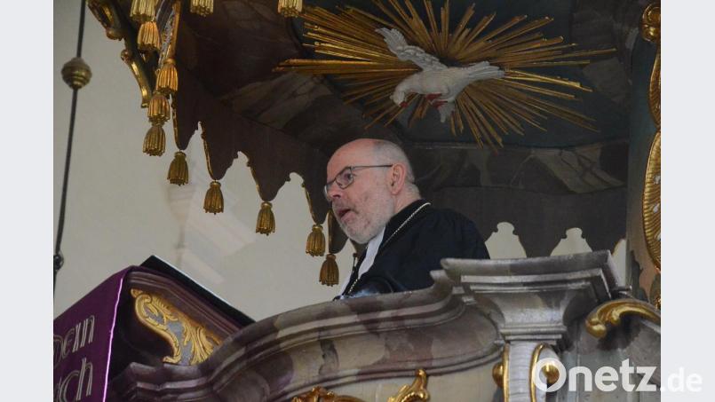 Regionalbischof Hans-Martin Weiss nimmt mit sehr persönlichen Worten Abschied vom Pfarrberuf. Bild: Kunz