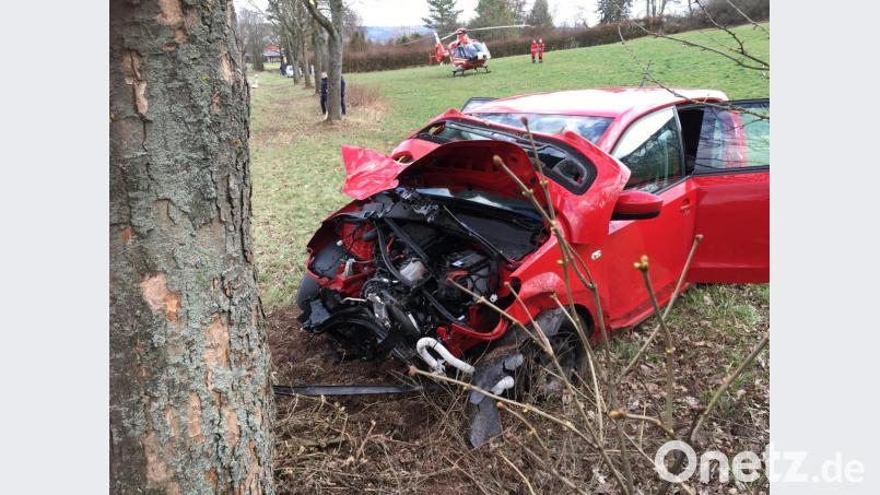 Zuerst streifte der Wagen der Frau einen Baum ehe er an einem zweiten zum Stehen kam. Die Fahrerin wurde leicht verletzt, am Auto entstand ein Totalschaden. Bild: Beer