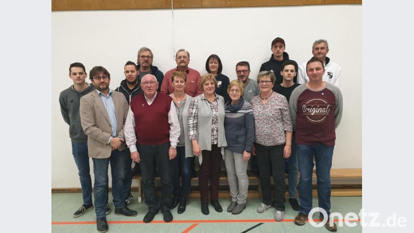 Für langjährige Mitgliedschaft bei der SpVgg ehren Bürgermeister Wolfgang Haberberger (vorderer Reihe, zweiter von links) und Vorsitzender Bernd Deubzer (hinten, rechts) zahlreiche Mitglieder. Bild: alr