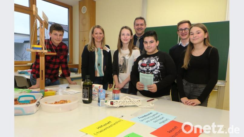 Lehrerin Katrin Dietl (Zweite von links) und Direktor Stefan Neumeier (Mitte) erwarteten die Schüler in den Räumen der Fachschaft Betriebswirtschaftslehre/Rechnungswesen. Bild: Hirsch
