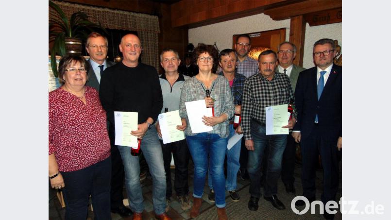 Siedler-Landesvorstandsmitglied Petra Weiß (links) und Bürgermeister Michael Göth (rechts) gratulieren den Jubilaren der Siedlergemeinschaft. Bild: fnk