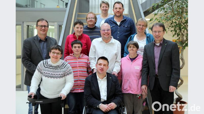 Sie wünschen sich mehr Prüf- und Übersetzungsaufträge (von links): obere Reihe: Bernhard Albrecht (Geschäftsführer Jura-Werkstätten), Maria Popp, Tobias Hirsch, Katrin Panek (Geschäftsführerin Lebenshilfe Amberg-Sulzbach), Volker Glombitza, Michaela Winklmeier (Verwaltungsleitung Lebenshilfe); vordere Reihe: Iris Kleinwächter, Stefanie Strebel, Oliver Kuhn, Marion Augsberger, Bertin Abbenhues (Abteilungsleiter Teilhabeleistung für Kinder und Jugendliche bei „sags einfach“); vorne Mitte: Sebastian Müller (Leiter Büro „sag´s einfach“ in Regensburg). Bild: Wolfgang Steinbacher