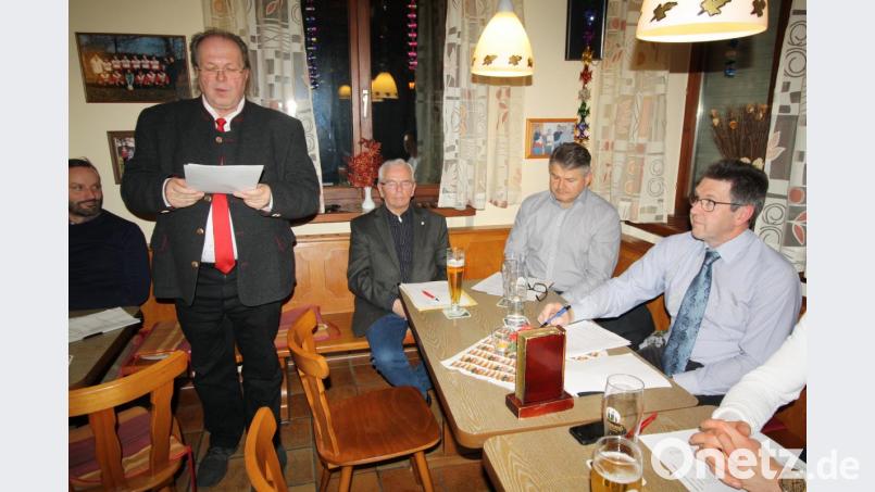 Neue musikalische Wege will Dirigent Heinz Schmidt (stehend) mit der Chorgemeinschaft Trabitz/Neustadt am Kulm gehen. Konrad Bauer, der Vorsitzende des Gesangvereins Trabitz, der Trabitzer Vizebürgermeister Franz Groß und Siegmar Bräutigam (von rechts), der Vorsitzende der &quot;Sängergruppe Max Reger im Fränkischen Sängerbund&quot;, verfolgen aufmerksam seine Ausführungen. Bild: bjp