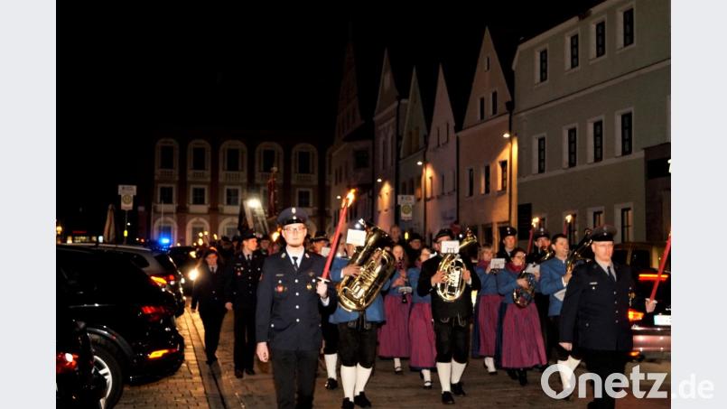 Mit Musik ziehen die befreundeten Wehren vom Stadtplatz zur Feier ins Gerätehaus. Bild: arw