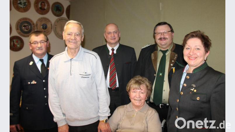 Zum 75. Geburtstag darf sich Manfred Muck (Zweiter von links) über zahlreiche Glückwünsche freuen. Neben Gattin Erika (Dritte von rechts) wünschen (von links) Johann Roßmann, Bürgermeister Walter Schauer, Josef Fuchs und Evi Benner-Bittihn alles Gute. Bild: dl