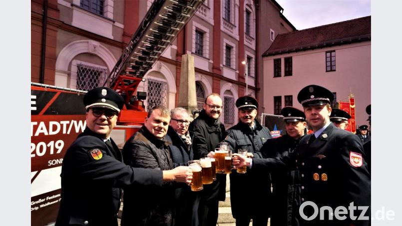 Auf ein gute Fest stoßen Kommandant André Stessmann, die Bürgermeister Karlheinz Budnik und Heinrich Maier, Landrat Andreas Meier, Helmut Staratschek, Michael Spranger und Christian Münchmeier (von links) an. Bild: arw