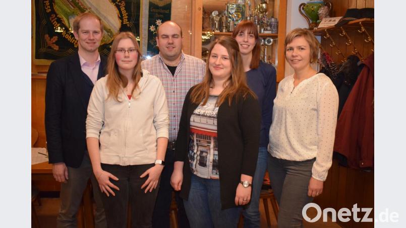 Bei den "Naabtalern" gibt die wiedergewählte Vorstandschaft den Ton an. Zur Wahl gratulierte Bürgermeister Konrad Kiener (links). Das Gremium setzt sich zusammen (von links) aus der Vorsitzenden Stephanie Uschold, Dominik Strähl, Veronika Fischer, Manuela Wild und Rosmarie Reidl. Nicht im Bild ist Roland Krös. Bild: bnr