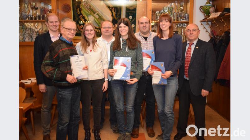 Der Nordbayerische Musikbund konnte eine Reihe von Musikern für ihre langjährige Mitarbeit auszeichnen. Seit 55 Jahren gibt Gerhard Scheuerer (Zweiter von links) mit seiner Trompete den Ton an. Seit 15 Jahren schwingt Dirigent Heribert Mirwald (Vierter von links) den Taktstock. Unsere Aufnahme zeigt von links: Bürgermeister Konrad Kiener, Vorsitzende -Stephanie Uschold, Simone Schwarz, Dominik Strähl, Manuela Wild und den Kreisvorsitzenden Josef Ferstl. Bild: bnr