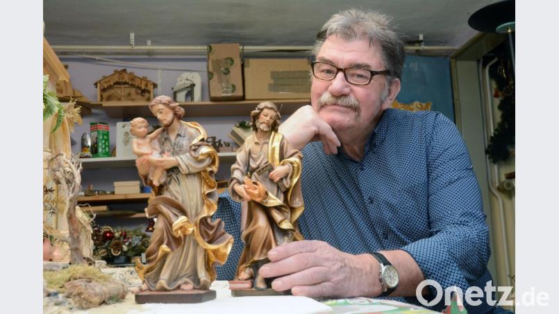 Josef Hierold aus Pirk handelt mit Krippenfiguren. Er weiß, wie eine Josefsfigur dargestellt werden muss. Bild: Gabi Schönberger