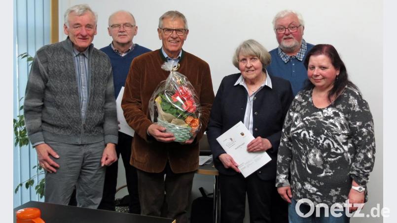 Das Leitungsgremium der Deutschen Rheumaliga Arbeitsgemeinschaft Weiden-Neustadt um Vorsitzende Marion Happach (Dritte von rechts) dankte Dr. Manfred Hausel mit einem Geschenkkorb für den Fachvortrag „Gehen wir täglich sorgsam miteinander um?“ Bild: Dobmeier