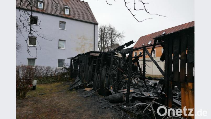 Durch die enorme Hitze bei dem Brand wurde auch die Fassade des angrenzenden Wohnblocks in Mitleidenschaft gezogen. Bild: mor