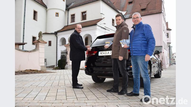 Landrat Andreas Meiers Dienstfahrzeug ist ab sofort auch „Für immer NEW“. Karl Lukas und Max Kallmeier von der Zulassungsstelle verteilen künftig die Aufkleber samt Info-Foldern. Bild: exb