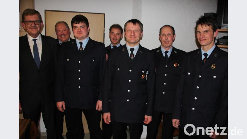 Dritter Bürgermeister Norbert Schuller und das neu gewählte Vorstandsteam der Feuerwehr Pilmersreuth am Wald (von links) – Bernhard Hoferer, Christian Schuller, Michael Fehr, Vorsitzender Hubert Schuller, Erhard Richtmann und Hubert Mayerhöfer. Bild: kro