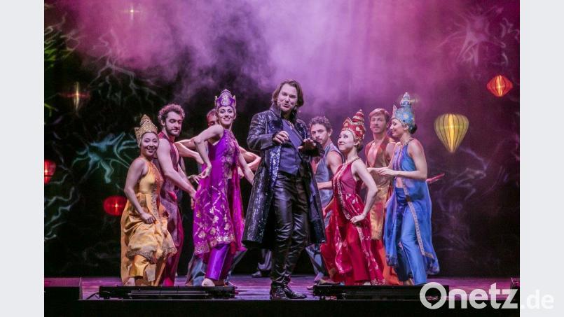 „One Night in Bangkok“ singt der Schachgroßmeister Frederick Trumper (Ruud van Overdijk) vor den Kameras einer TV-Station. Glamour und Show sind ein Teil des Spiels um Macht und Geld. Bild: Jochen Quast
