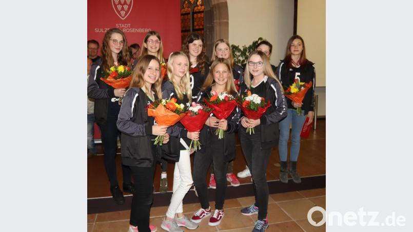 Besonders freuen sich die Mädels der Volleyballgemeinschaft Sulzbach-Rosenberg über den zweiten Platz bei der Oberpfalzmeisterschaft. Bild: mfh