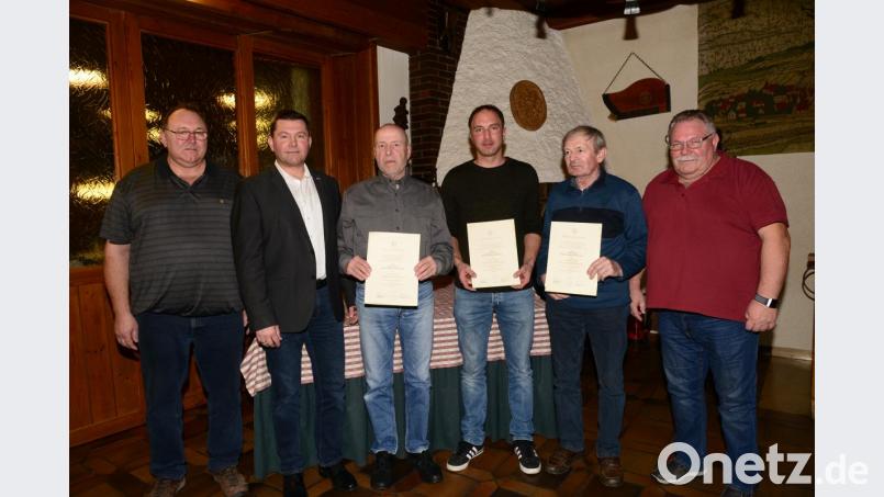 Norbert Grandt, Alexander Schreml und Konrad Bäumler (mit Urkunden von links) sind seit 20 Jahren bei der Kriegsgräbersammlung im Einsatz. Dies wurde vom Verband der Kriegsgräberfürsorge mit der Goldenen Ehrenspange belohnt. Dazu gratulierten 1. Vorsitzender Josef Schreml, Bürgermeister Rainer Rewitzer (von links) und Kreisvorsitzender Richard Berger, der auch die Auszeichnungen überreichte. Bild: bey