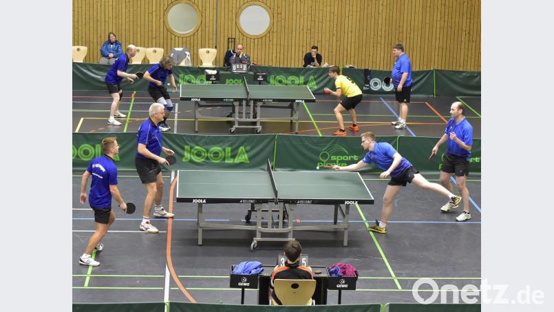 In den Eröffnungsdoppeln spielten die Kümmersbrucker Markus Hummel (rechts vorne, hinten) und Juraj Zatko (rechts vorne) gegen die Erlanger Sven Schaub/Thomas Krause (links vorne) sowie Neuzugang Wolfgang Höfer (rechts hinten) mit Matthias Hummel gegen die Erlanger Fritjof Bönold/Bernd Schumacher (links hinten).

Bild: Ziegler Bild: Ziegler