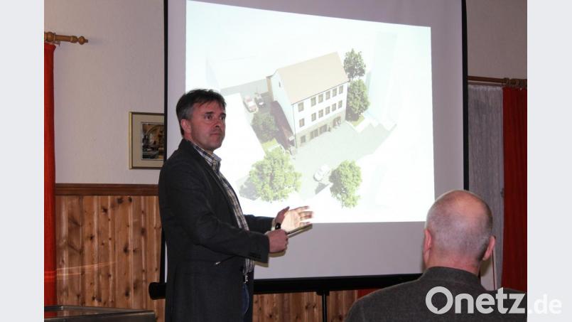 Architekt Christian Schönberger erläutert die Pläne für den Umbau des alten Schulhauses zum &quot;Bürgerhaus&quot;. Bild: mnt