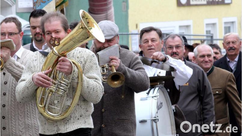 Sepperl in Reih und Glied: Am 19. März ziehen die Mitglieder des Josefivereins durch die Straßen von Schwandorf und feiern ihren Namenstag. Den Verein gibt es bereits seit 1874. Bild: Hirsch