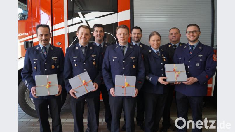 Bürgermeister Ernst Lenk (rechts) überreicht für 20 Jahre aktiven Dienst Gemeindeuhren an Christian Robl, Florian Zirngibl, Thomas Beer und Carola Adam (von links). Dazu gratulieren (hinten, von links) Kommandant Bernhard Eckert, Kreisbrandmeister Sebastian Hartl und Kreisbrandinspektor Martin List. Bild: du