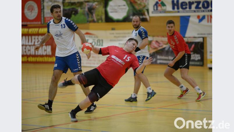 HV-Spieler Marco Baier (Nummer 15) setzt sich am Kreis durch. Die Oberviechtacher siegten gegen den SV Obertraubling. Bild: ham