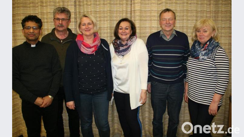 Neue Zweite Vorsitzende beim Caritasverein ist Silke Bächer. Auf dem Bild von links Pfarrer Joseph, Bürgermeister Wolfgang Braun, Silke Bächer, Nicki Fürst, Alois Konz und Franziska Heindl. Bild: wro