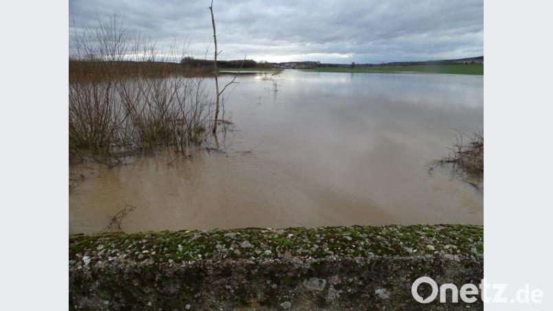 Der Fensterbach überschwemmt die angrenzenden Wiesen und Felder. Bild: Houschka