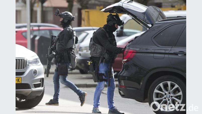 Niederländische Polizisten einer Spezial-Einheit in der Innenstadt von Utrecht. Die Polizei fahndet nach einem 37-jährigen Mann. Foto:&nbsp;Peter Dejong/AP Bild: Peter Dejong
