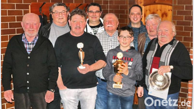 Der Vereinsmeister, der zwölfjährige Jungzüchter Luca Kunnert (Vierter von rechts), und Altzüchter Josef Dötsch (Dritter von links) lieferten sich ein knappes Duell. Weitere Titel der Brieftaubenzüchtervereine „Grenzlandflieger“ und „Pointstürmer“ errangen Otto Fischer (links), Erich Walter, Max Opitz und Christian Weiss (von rechts). Ihnen gratulierte unter anderem Vorsitzender Heinz Daschner (Mitte). Bild: hai