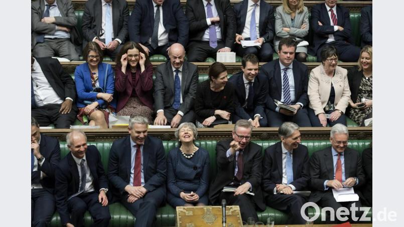 PremierministerinTheresa May (vorne, Dritte von links), lacht während der Brexit-Debatte im britischen Unterhaus. Bild:  Jessica Taylor/UK Parliament/Jessica Taylor/dpa