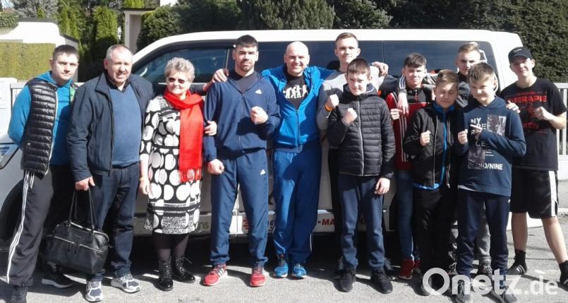 Die erfolgreiche Reisegruppe des BC Amberg zu den bayerischen Box-Meisterrschaften mit Athleten, Trainer Ruslan Schönfeld (Fünfter von links), Betreuer und Fans. Bild: mzi