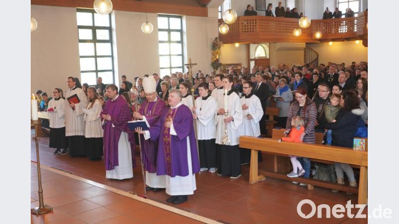 Bischof Voderholzer feiert in Waldthurn einen Pontifikalgottesdienst in der Pfarrkirche St. Sebastian. Bild: fvo