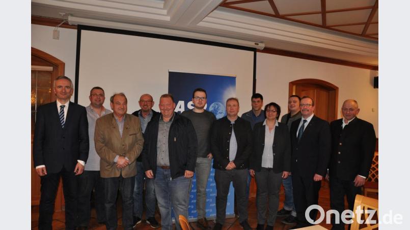 Die neu gewählte ASP-Spitze (von links): Landtagsabgeordneter Harald Schwartz, Markus Donhauser, Josef Hetzenecker, Emmeram Luber, Ewald Stiegler, Fabian Gottschalk, Matthias Rackwitz, Tobias Neidl, Sabine Rackwitz, Maximilian Klose, Andreas Otterbein, und der 2. Bürgermeister Freudenbergs, Franz Weiß. Bild: exb